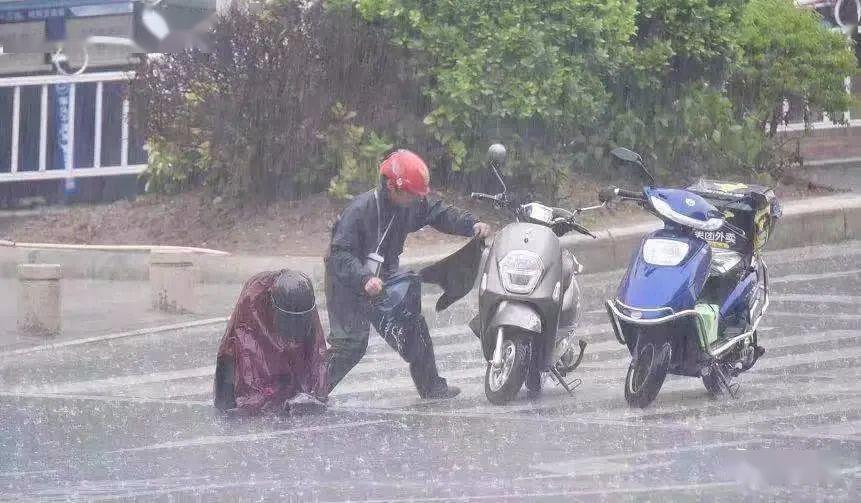 冰冷的雨天,骑电动车真的挺冷!   