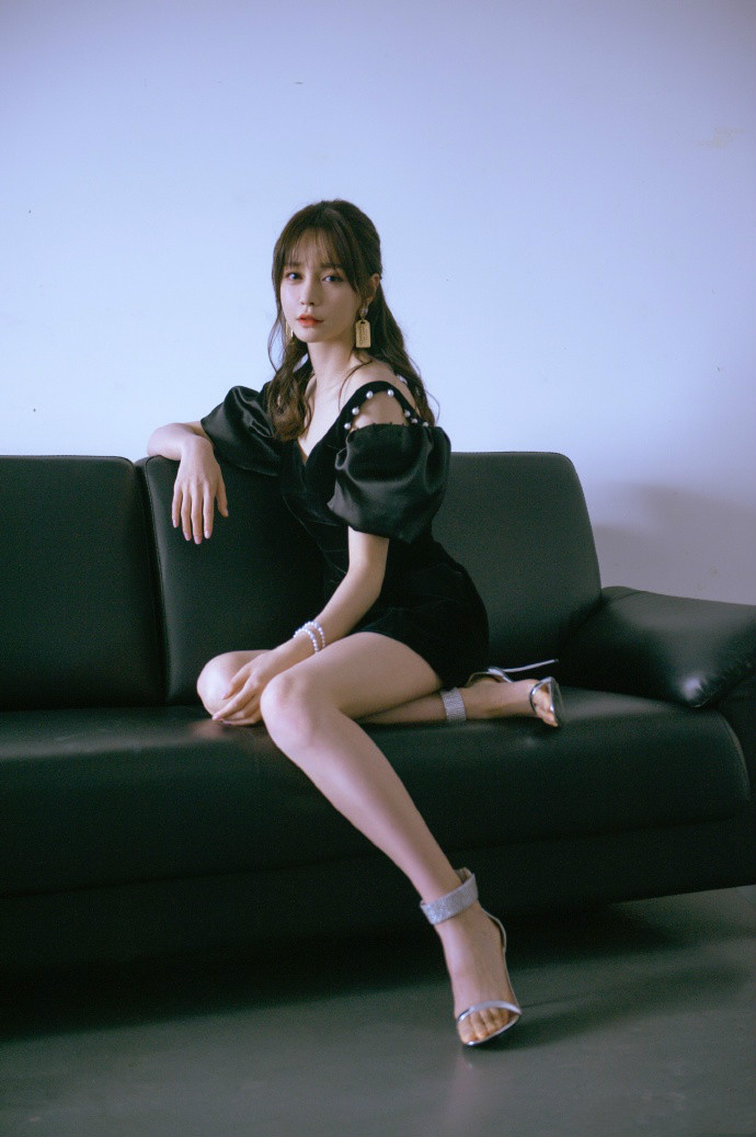 原创沈梦辰厉害夏天没到就穿上短裤出来秀长腿海涛快管管你女朋友