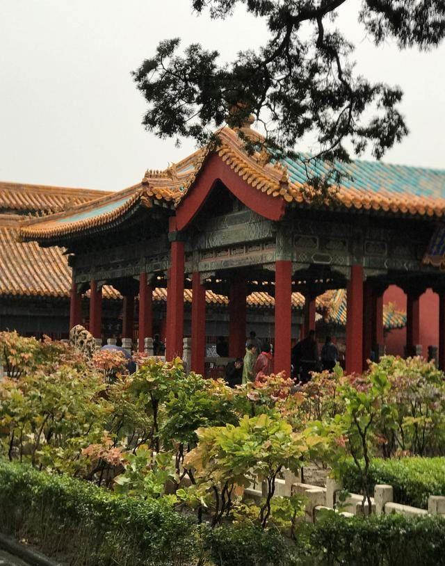 浮碧亭和澄瑞亭一东一西,东西对称排列.