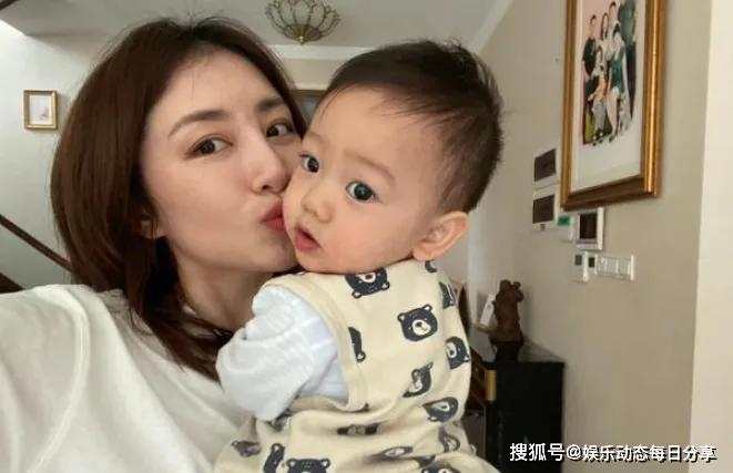 体操女神嫁1米58奥运冠军，28岁的她越来越美，母乳太多感到烦恼