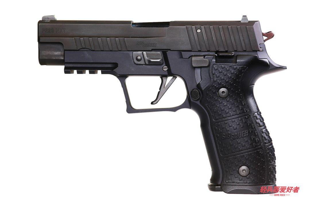 p226 nxt手枪 西格绍尔p226 9mm手枪凭借其轻量化金属底把,双动扳机