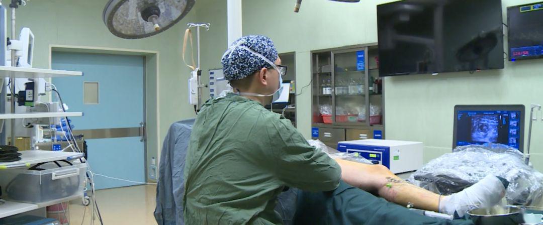 长时间站着、坐着，当心双腿惨不忍睹！32岁小伙小腿都“花”了