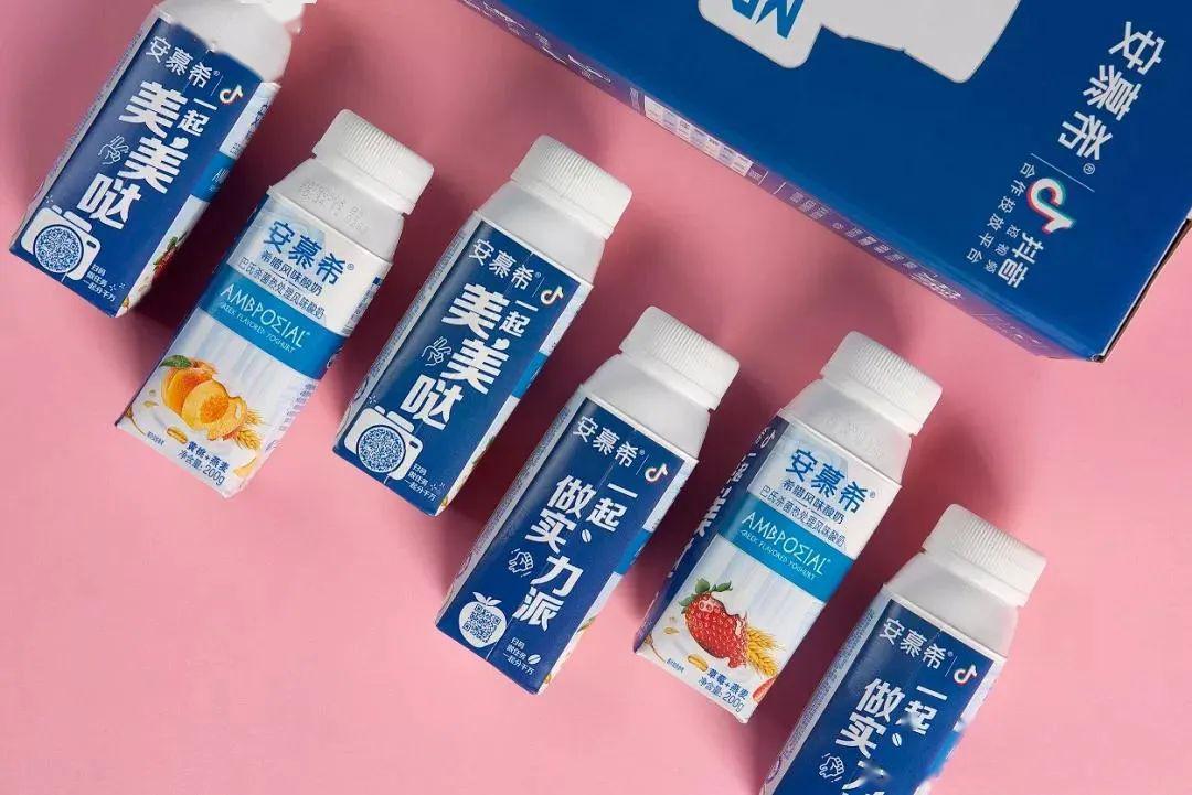 安慕希换插画风包装了还跨界出了时尚的单品