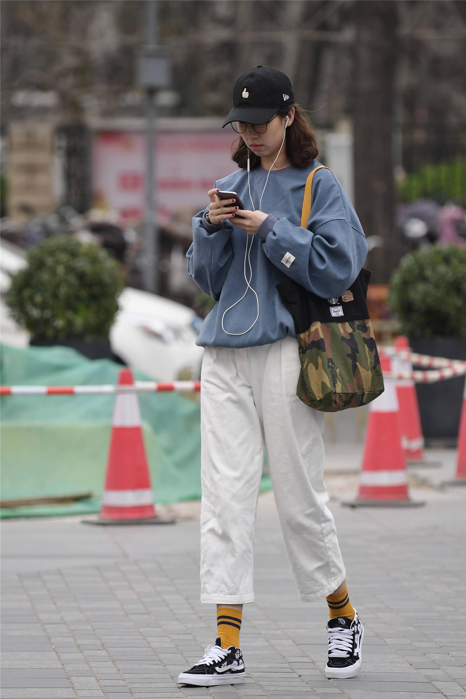 春天选择一款帆布鞋,逛街舒适,还搭配出小女生的味道