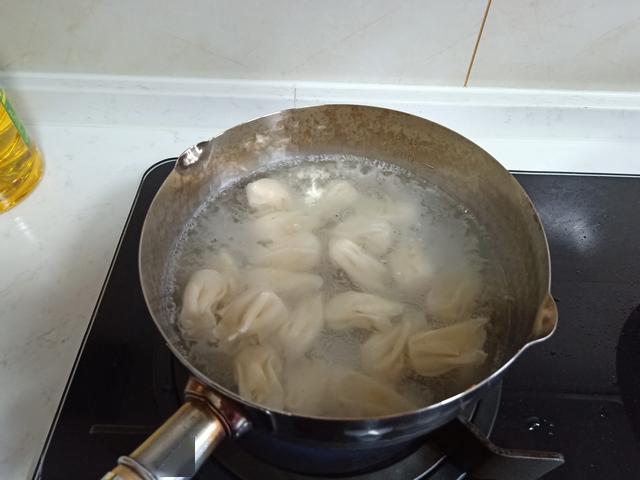 馄饨的正确煮法 da0953a53f1a4a7e90ec3c1d3f801807.jpeg