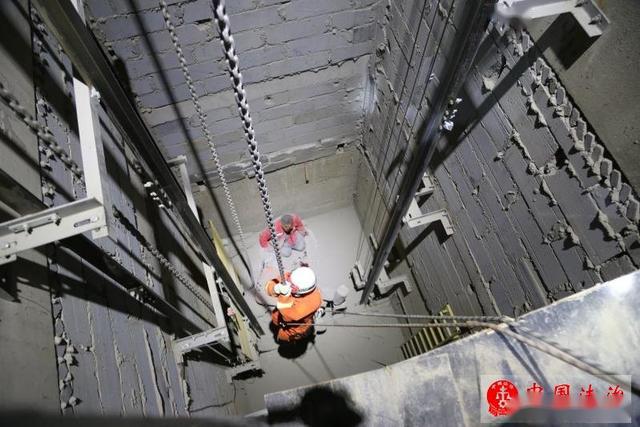 工人不慎坠入电梯井 濮阳消防紧急救助