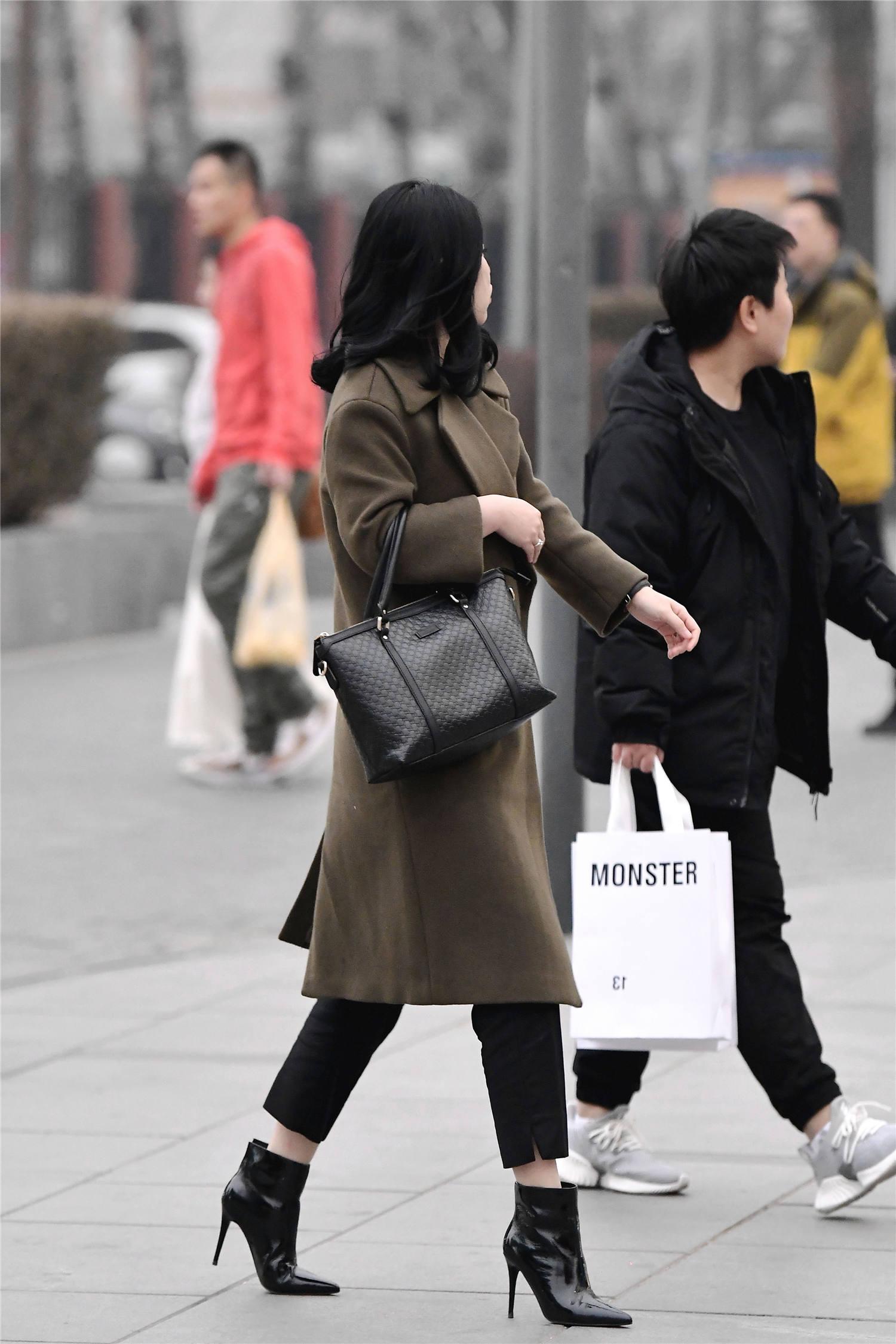 细搭细高跟短靴怎么穿搭_细高跟短靴美女街拍