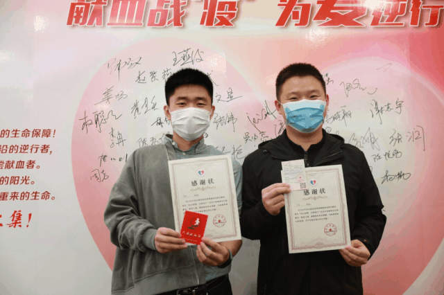 在积极报名的志愿者中,有热心公益多次献血的达人,有初次献血的年轻