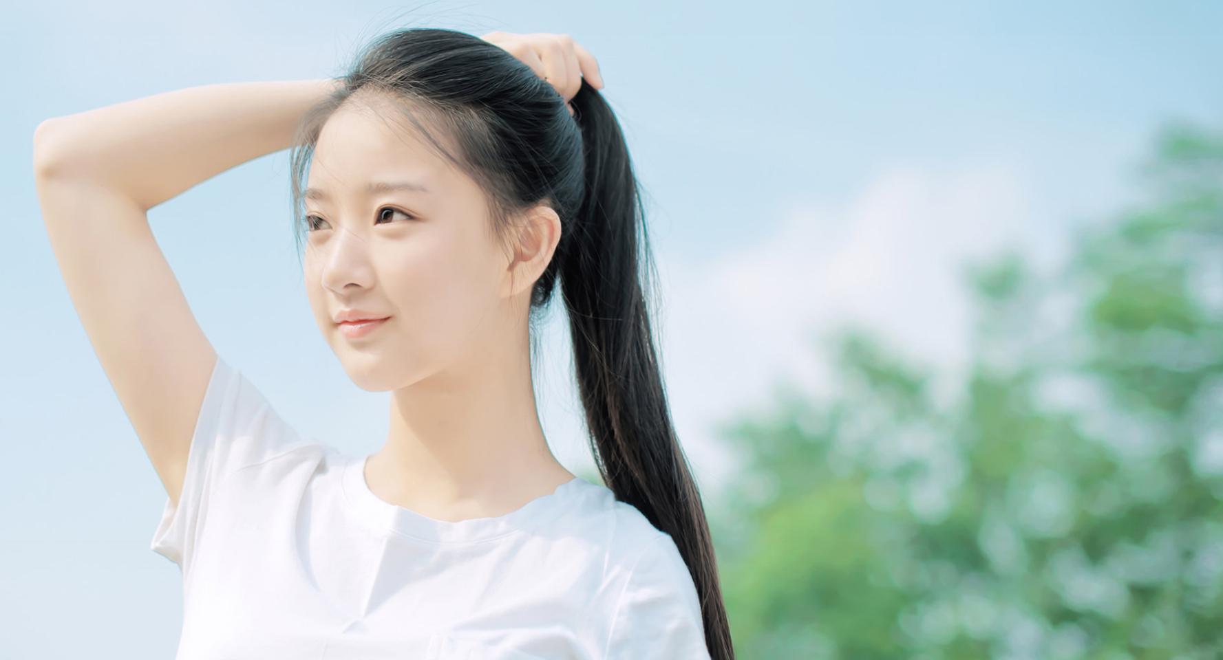 他宁愿说服自己,说自己配不上她,也不愿鼓起勇气给她打一个电话.