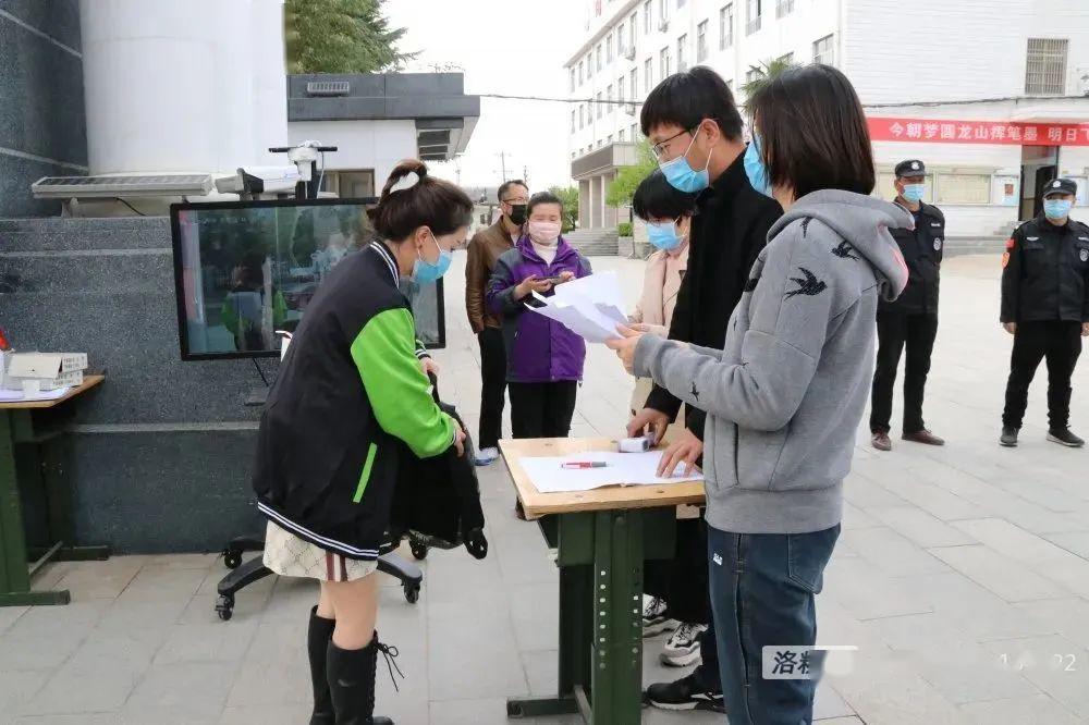 直击丨商洛高三开学第一天错时就餐食堂每张桌子留空隙上下铺分开学校