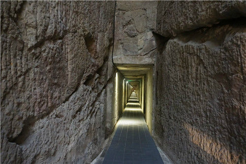 【古墓】专家至今无解，古代最诡异的壁画：古墓出现一个男人拱手作揖影子