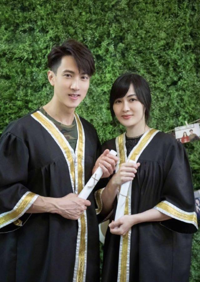 吴尊和妻子再拍毕业照，时隔多年毫无岁月痕迹