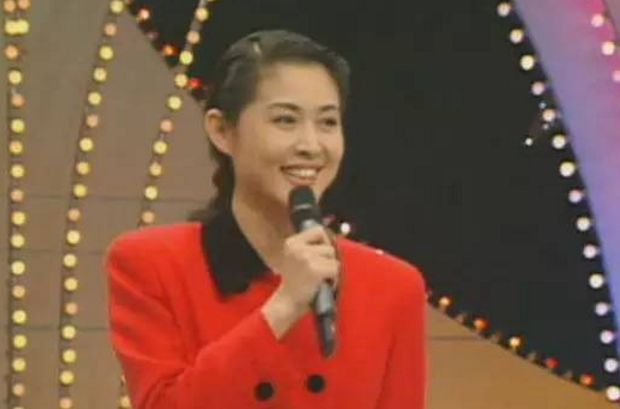 央视老牌一姐，同居多年的感情被人插足，如今