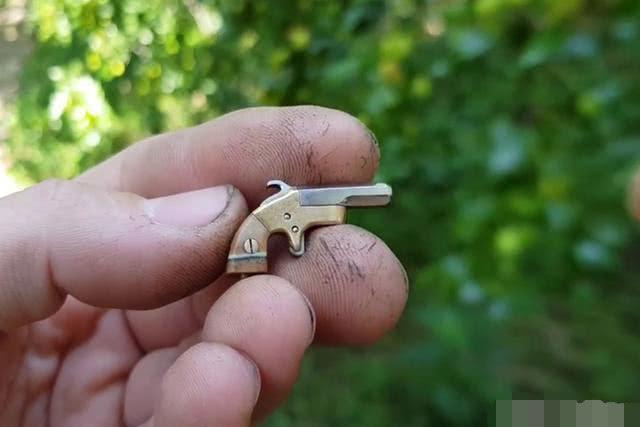 世界最小的手枪：只有指甲盖那么大，子弹和耳钉大小差不多_钥匙环