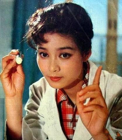 与刘晓庆齐名，为了演戏甘愿待在抢救室，爆红