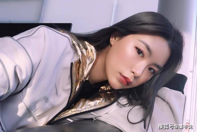 高以翔女友前脚刚晒完恋爱旧照，后脚就被曝在