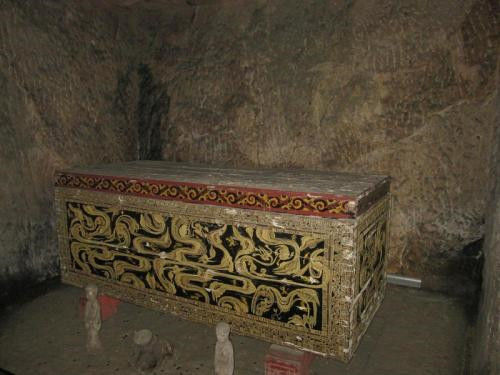 【古墓】专家至今无解，古代最诡异的壁画：古墓出现一个男人拱手作揖影子