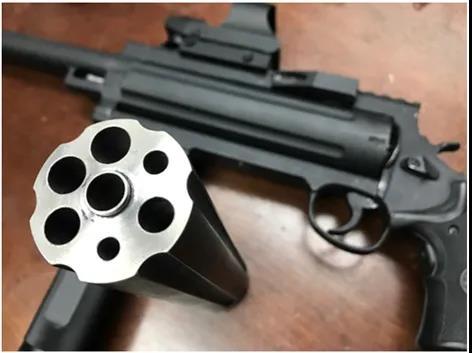 别人刚开始囤枪，一些美国人连末日堡垒都建好