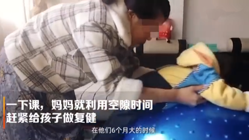 「妈妈」网友：愿能被世界温柔以待1岁患罕见病龙凤胎陪妈妈上网课走红