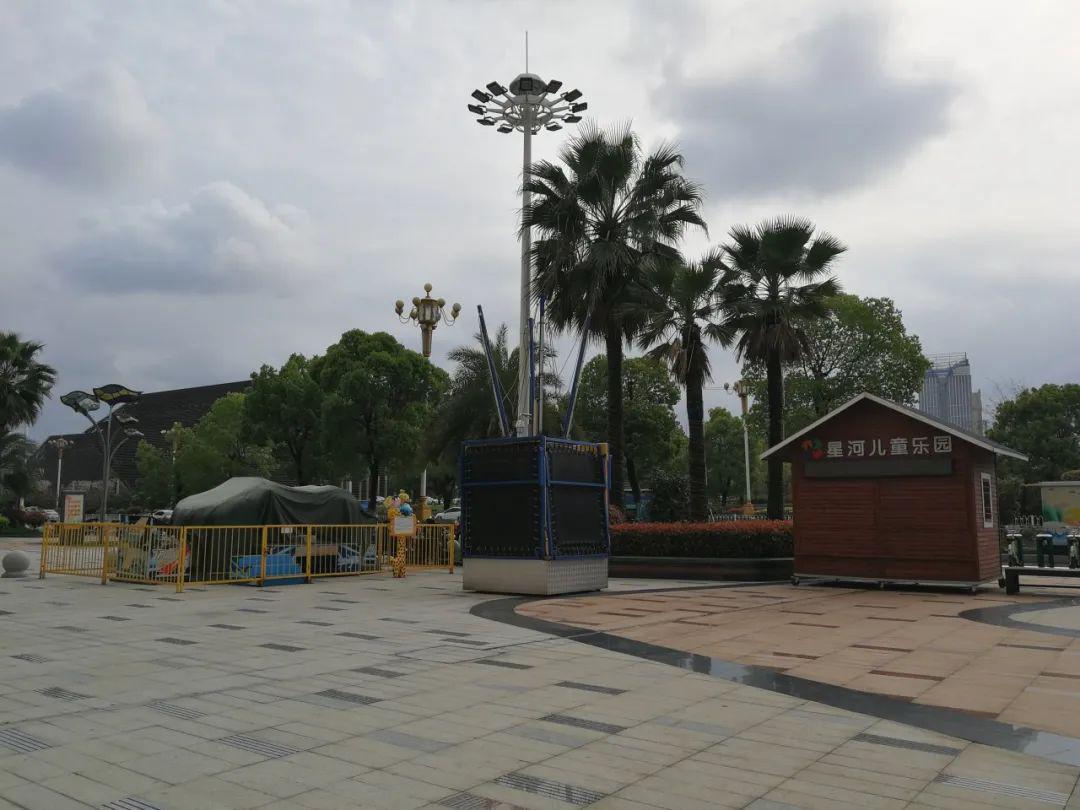 周边有市民公园,创业文化公园,商场内有上饶目前最大的儿童职业体验馆