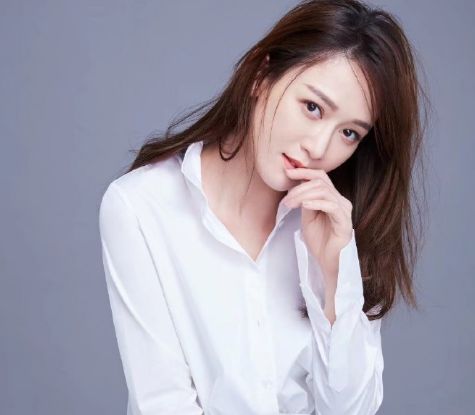 陈乔恩和男友甜蜜同框，笑容娇羞似少女，两人