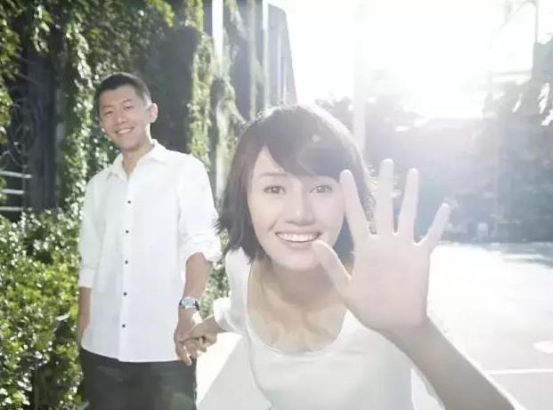 32岁嫁最年轻影帝，结婚十年有11个孩子，今42岁