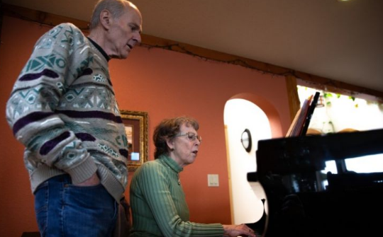 美国一合唱团排练致45人确诊或出现症状 2人已死