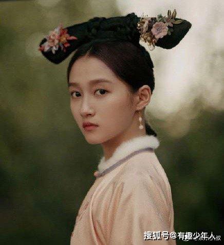 秦牛正威关晓彤同穿清宫装,对比扎心,绯闻女友与正牌