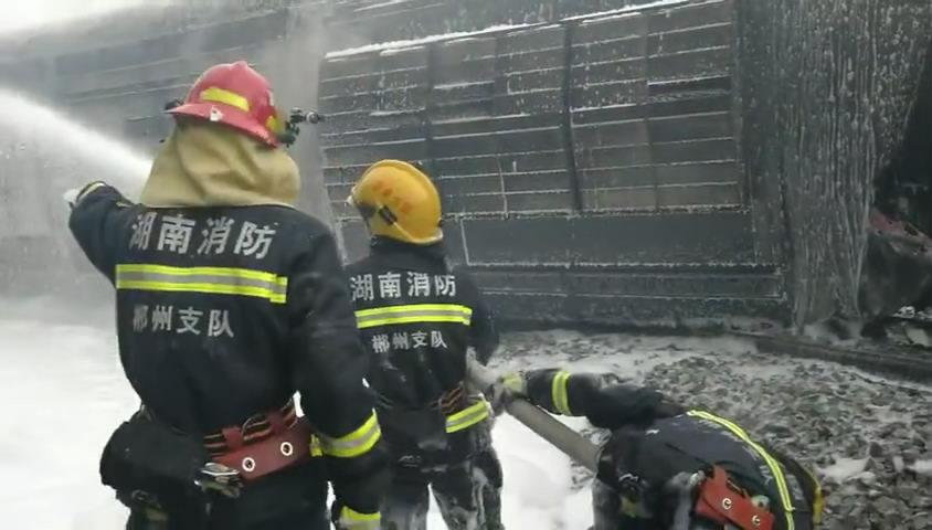 救援中！济南至广州列车郴州侧翻，消防员在卫