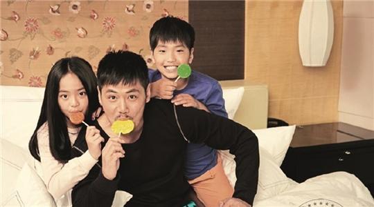 31岁成影帝，结婚多年零绯闻，如今一对龙凤胎儿