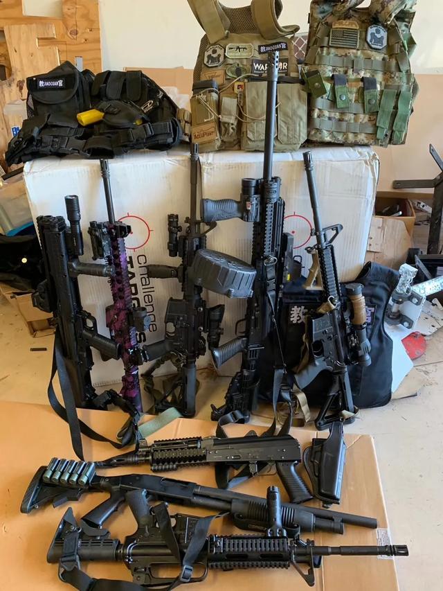 别人刚开始囤枪，一些美国人连末日堡垒都建好