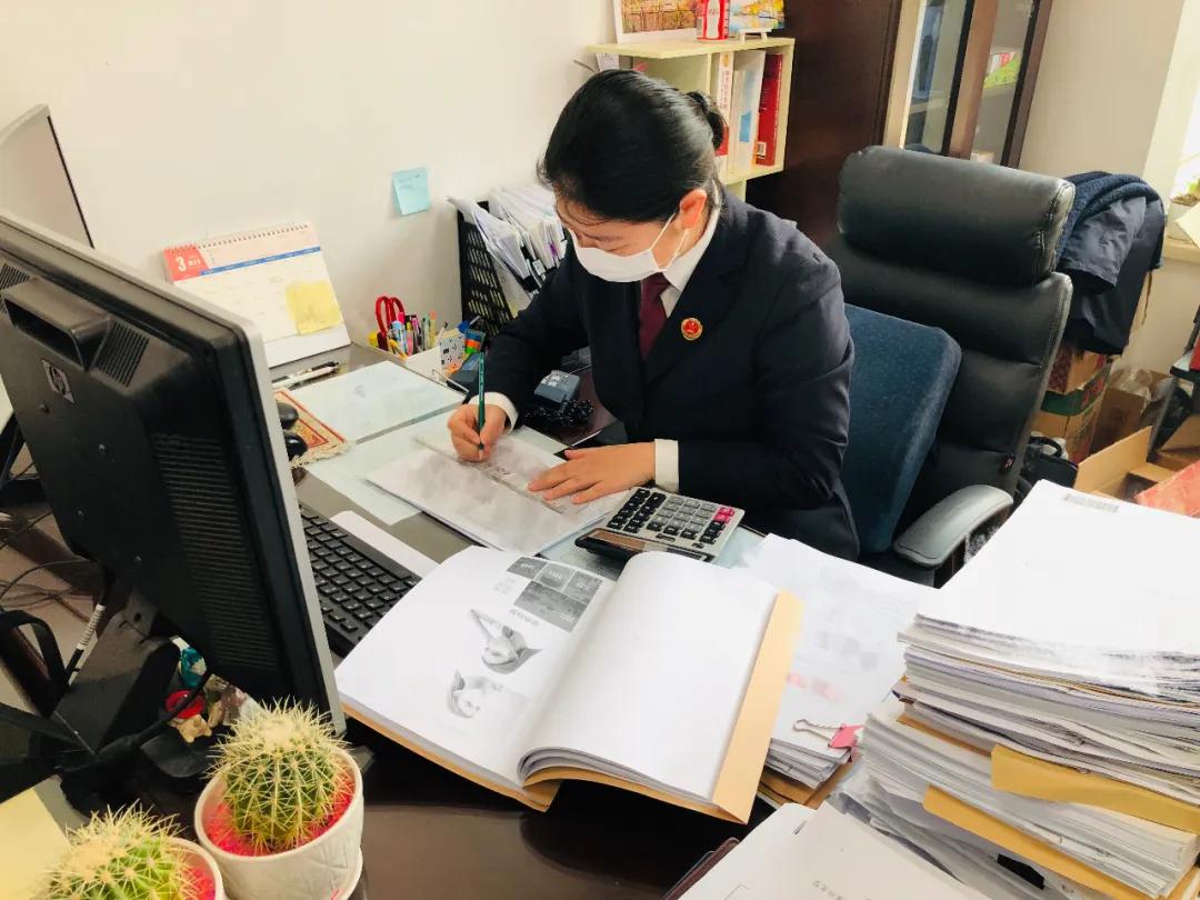 承办检察官逐条审查交易记录。