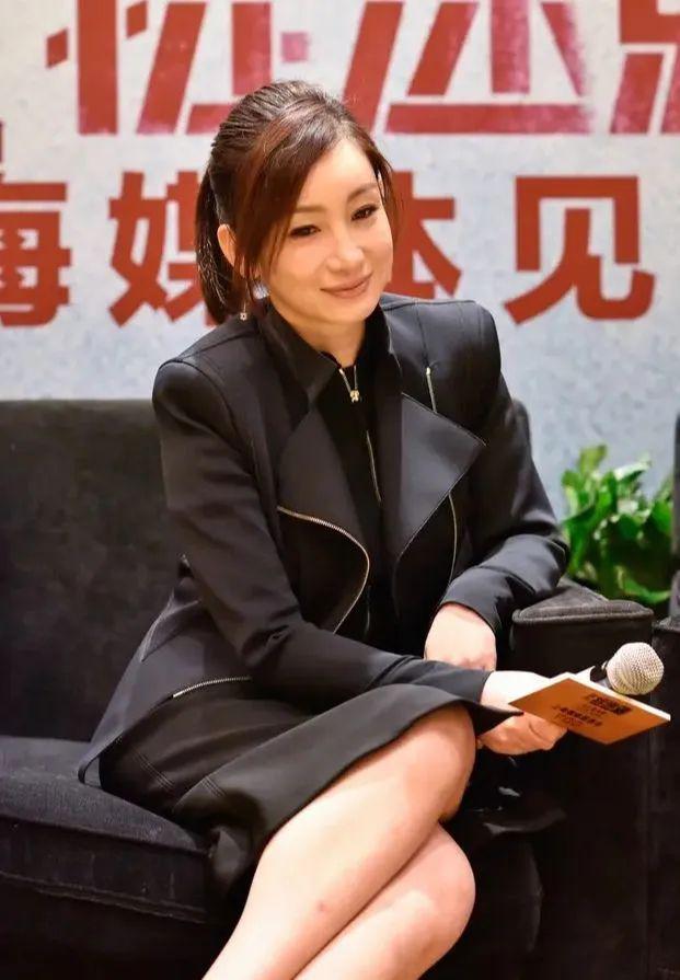 秦海璐穿的鞋跟太高了,脚背弓成直角,走路腰都要弯着!
