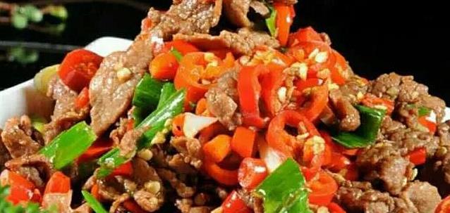 美食推荐:豆腐香菇汤,小炒牛肉,时蔬大骨汤的做法