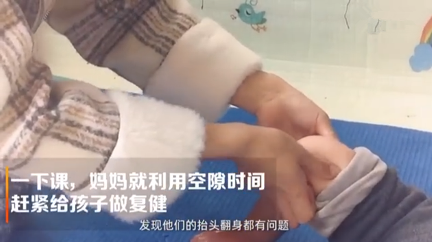 「妈妈」网友：愿能被世界温柔以待1岁患罕见病龙凤胎陪妈妈上网课走红