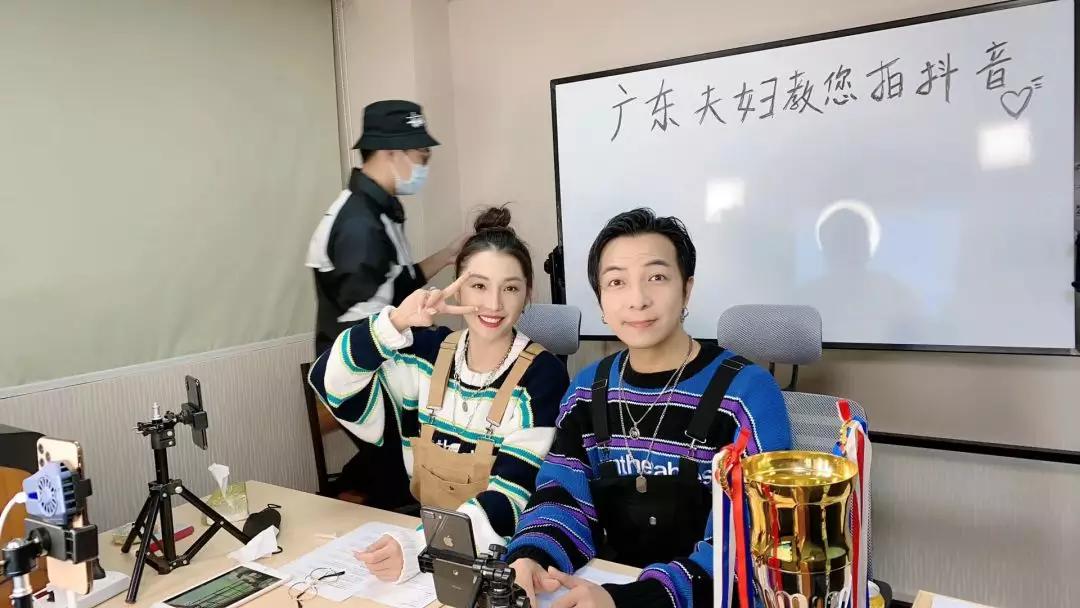 风靡抖音的广东夫妇这次开了什么buff?