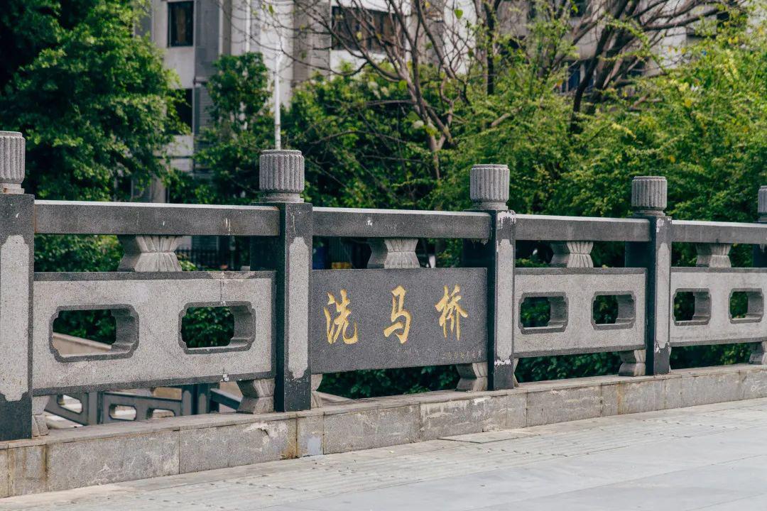 "洗马桥桥头曾经都是茶馆,来往行人在此歇脚,热闹的时候会有几百人.