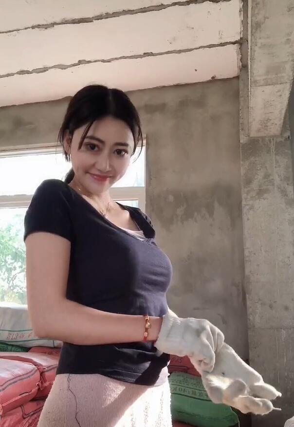 干活的清新美女网红,普通的穿搭,却散发女人味十足!
