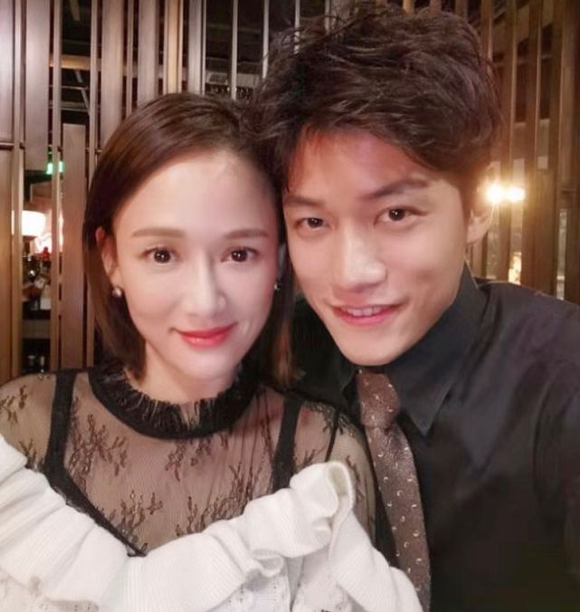陈乔恩和男友甜蜜同框，笑容娇羞似少女，两人