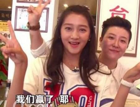『关晓彤』网友直言：这颜值“天差地别”！关晓彤和亲姐姐坐一起
