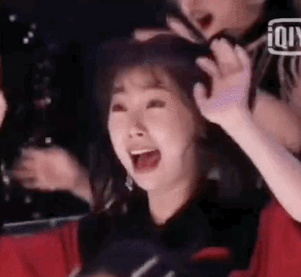 反应真的太好笑了,感觉就像是一个来看热闹的小姑娘~不过除了那句挥之
