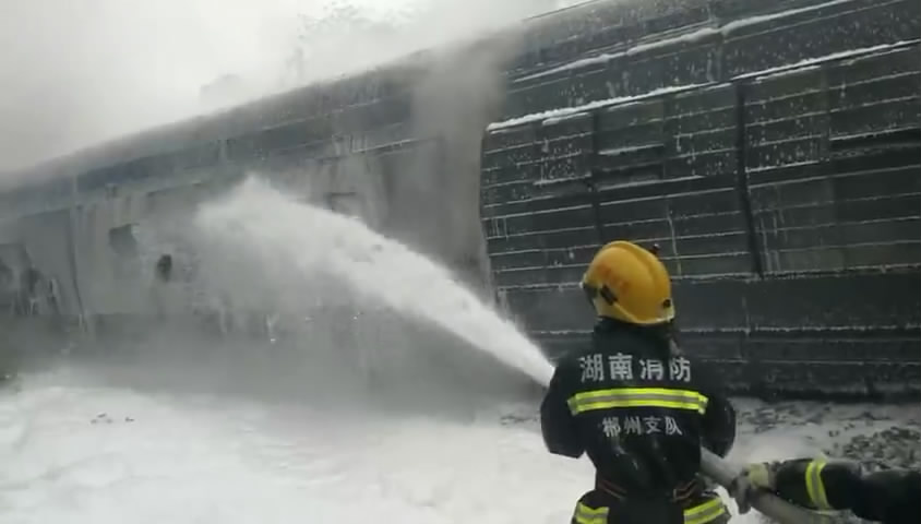 救援中！济南至广州列车郴州侧翻，消防员在卫