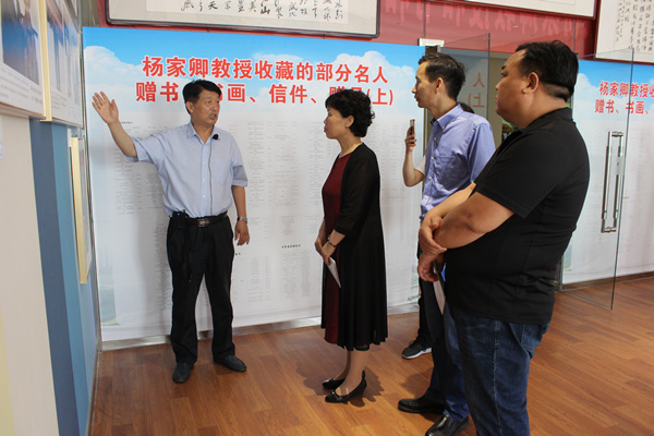 新乡学院文学院参观优秀校友杨家卿作品展