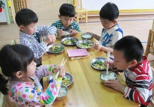 家长■孩子开始狂补4物，医生坦言：家长要有度，别放纵娃吃天气渐暖