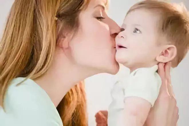 「妈妈」新妈妈第一课：不要随便亲吻新生儿