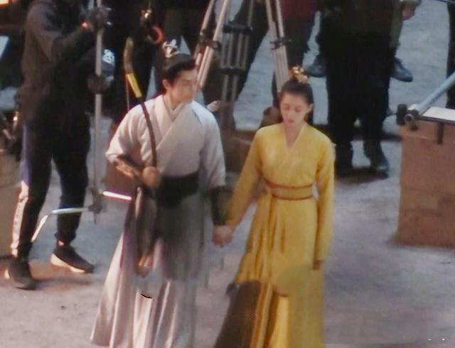 不怕鹿晗吃醋？关晓彤复工拍戏画面曝光，主动