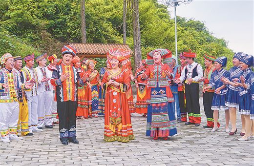 "三月三"节日期间,贵港山歌手开展山歌对唱活动.