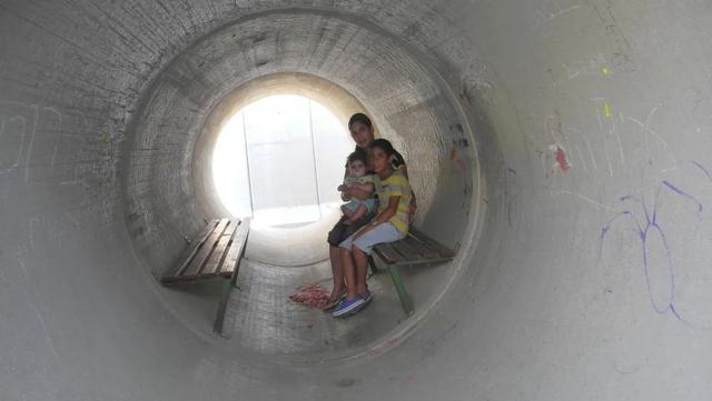 别人刚开始囤枪，一些美国人连末日堡垒都建好