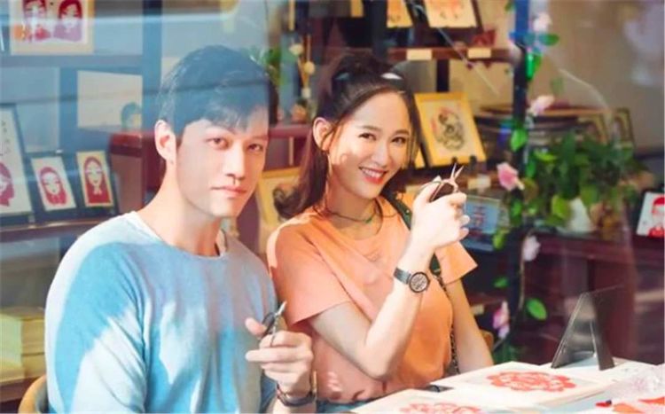 陈乔恩和男友甜蜜同框，笑容娇羞似少女，两人