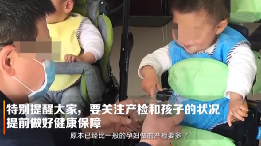 「妈妈」网友：愿能被世界温柔以待1岁患罕见病龙凤胎陪妈妈上网课走红